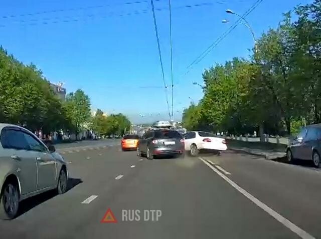 Две автоледи не поделили дорогу в Кемерове