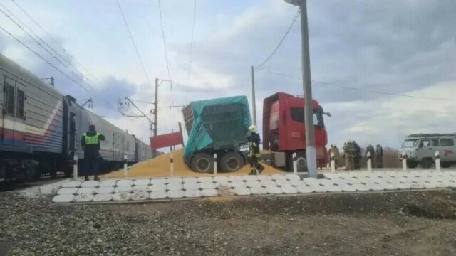 Зерновоз и поезд столкнулись в Амурской области 
