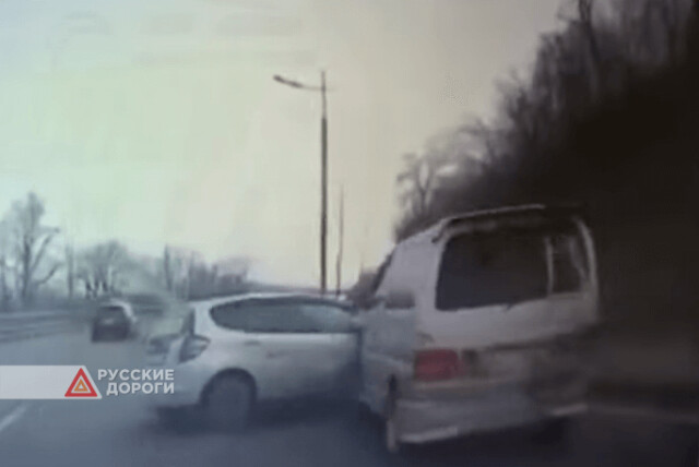 Honda Fit и Nissan Elgrand столкнулись во Владивостоке