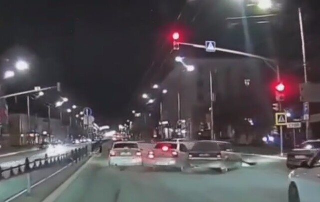 В Калуге водитель «Гранты» столкнулся с двумя автомобилями 