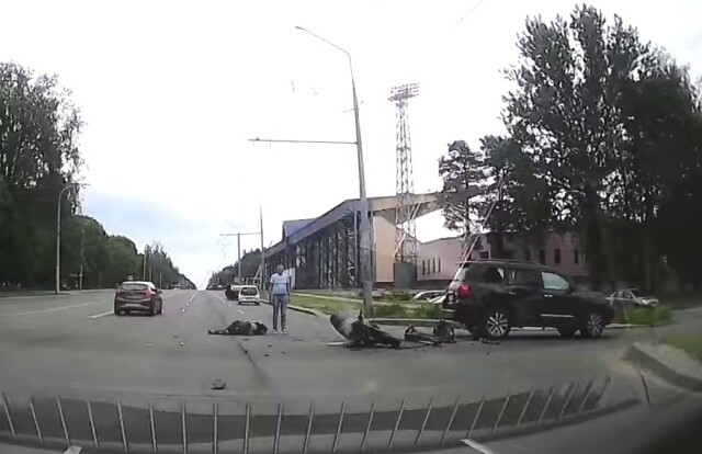 Момент ДТП в Могилёве: водитель внедорожника не пропустил мотоциклиста