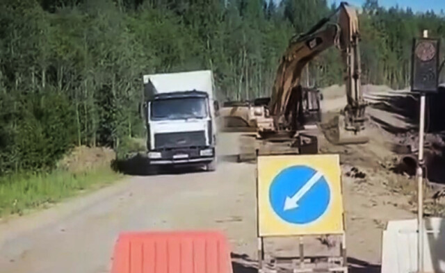 В Кировской области экскаватор столкнулся с грузовым автомобилем