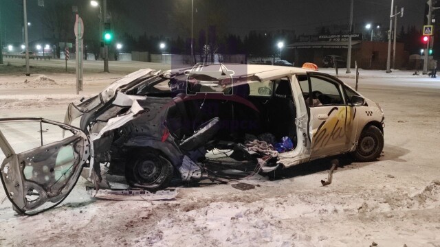 Такси разорвало на части в результате ДТП в Красноярске 