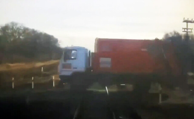 На видео попал момент столкновения электропоезда с мусоровозом в Челябинской области 