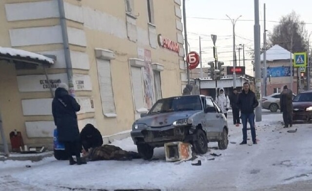 В Екатеринбурге автомобиль вылетел на тротуар и сбил пешехода 