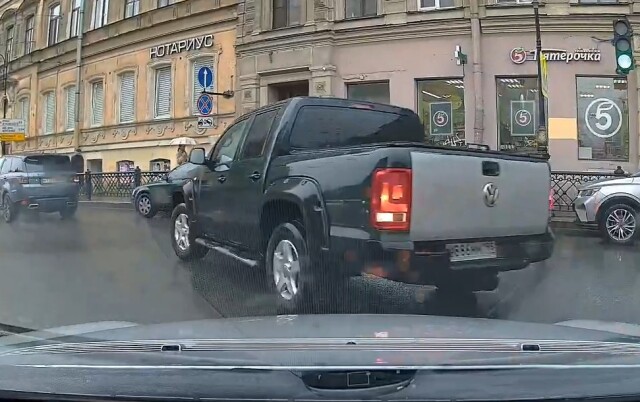 Авария в Петербурге: водитель «Амарока» расстроился, что ему поцарапали машину 