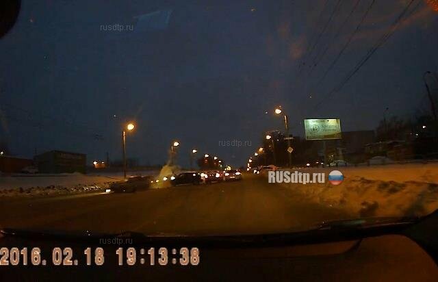 Аварию с пятью автомобилями в Челябинске зафиксировал видеорегистратор очевидца