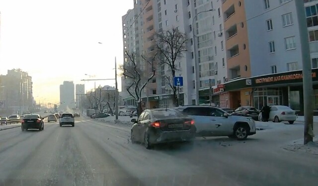 «Поворачивала направо с левой полосы»: женщина спровоцировала ДТП в Екатеринбурге