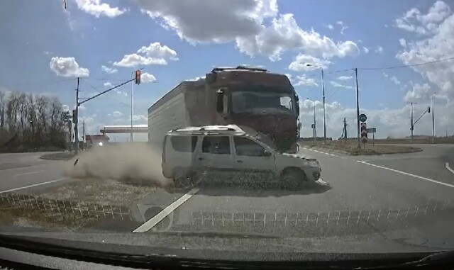 «Едва не погибли»: в Белгородской области фура проехала перекресток на красный и снесла легковушку с людьми