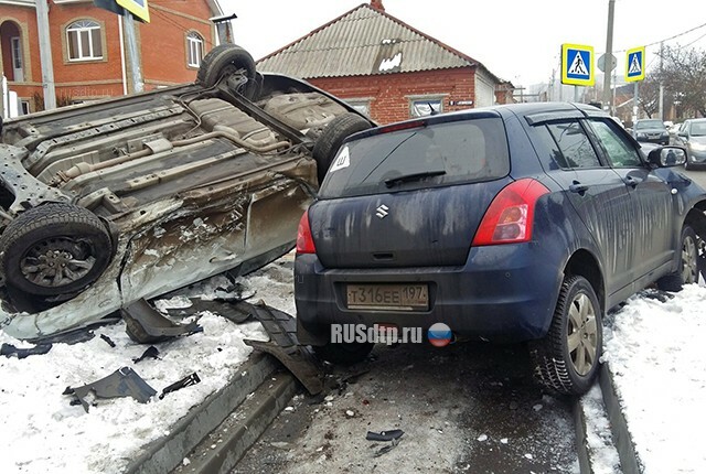 В Ростове в результате ДТП пешехода придавило автомобилем. ВИДЕО 