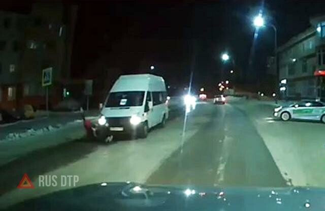 Во Владивостоке женщина упала под колеса маршрутки
