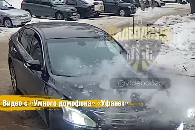«Хотел высадить ребенка»: глыба льда упала на автомобиль в Стерлитамаке