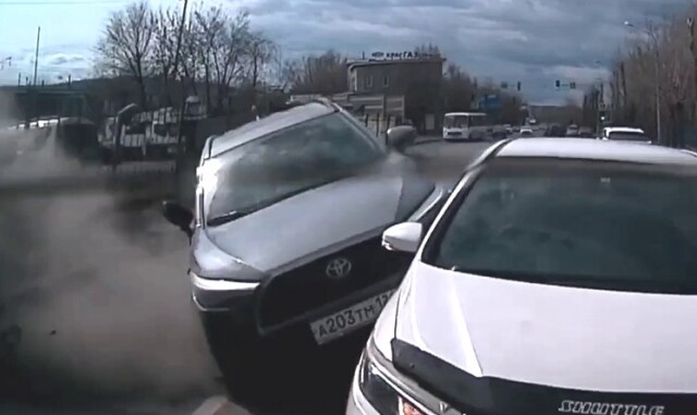 В Красноярске женщина на «Тойоте» столкнулась с двумя «Хондами»: пострадали двое детей 