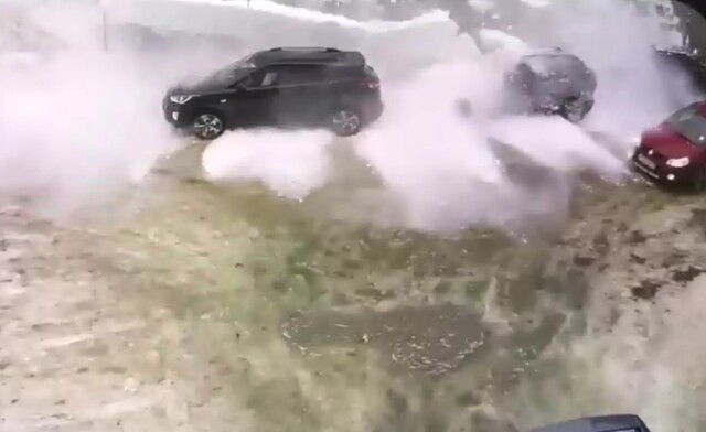 «Водители сами виноваты»: в Ухте на припаркованные автомобили сошла снежная «лавина»