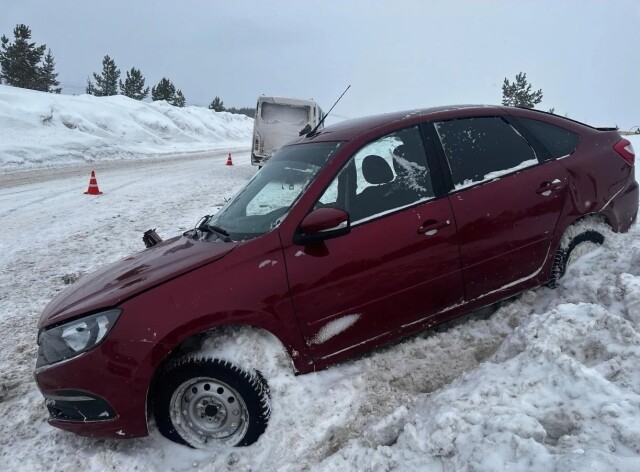 Lada Granta и микроавтобус столкнулись на трассе в Удмуртии 