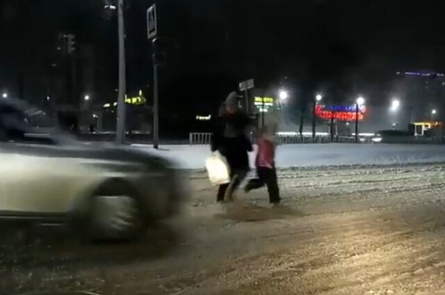 Женщина с ребенком попала под колеса машины в Ярославле