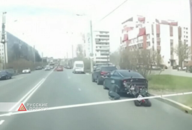 В Санкт-Петербурге «Шевроле» подрезал мотоциклиста и скрылся