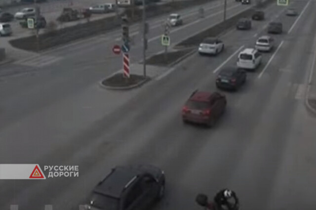 Мотоциклист врезался в автомобиль на перекрестке в Перми