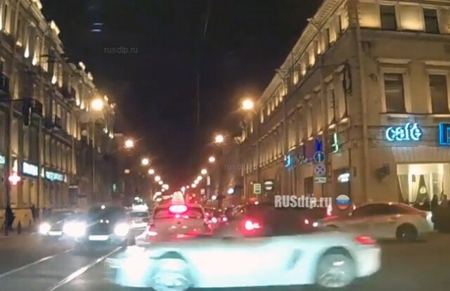 Девушка на Porsche Boxster попала в ДТП на Невском проспекте