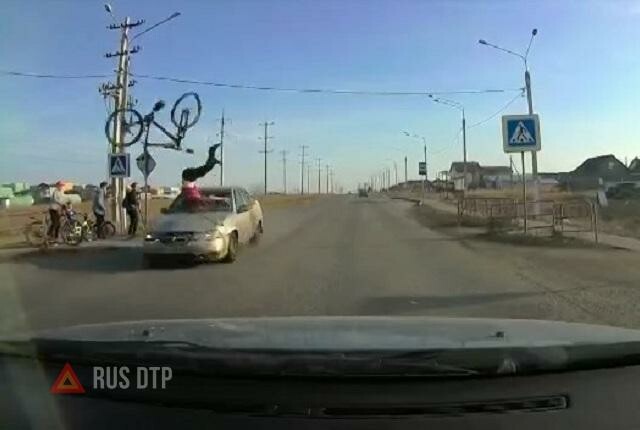 В Магнитогорске автомобиль сбил подростка на велосипеде. ВИДЕО 