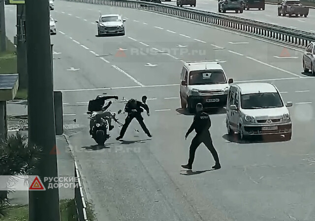 В Днепре мотоциклист сбил полицейского 