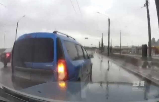 В Санкт-Петербурге водитель «Ларгуса» совершил ДТП и скрылся