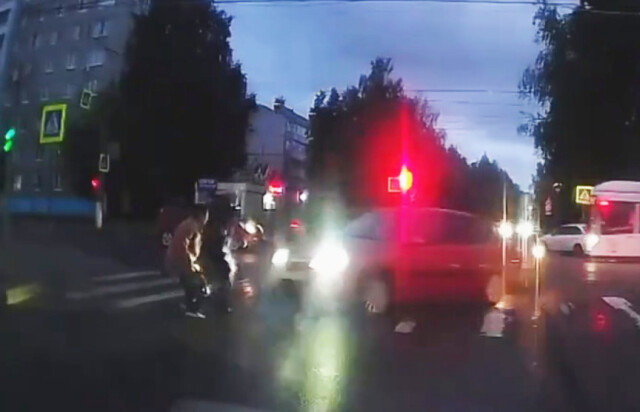 «Лада Гранта» сбила пожилых пешеходов в результате ДТП на перекрестке в Чебоксарах