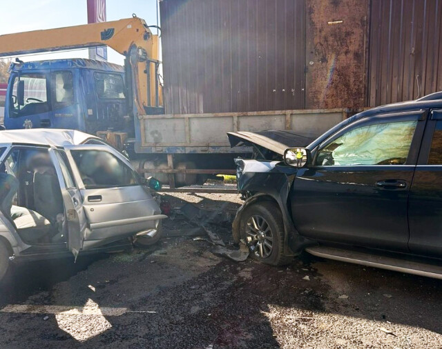 В Кемерове ВАЗ-2110 столкнулся с внедорожником и грузовиком: погибли трое мужчин 