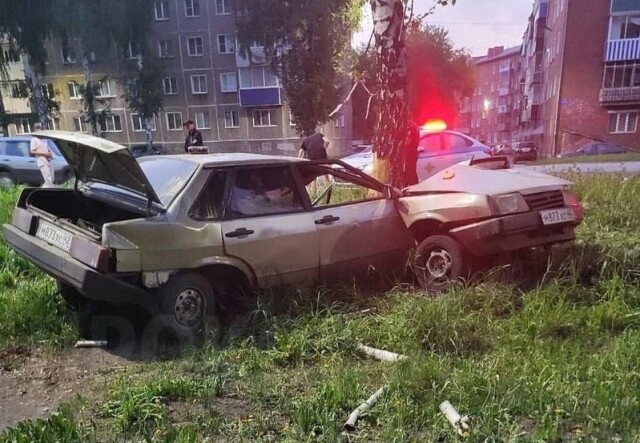 «Ладу» разорвало на части в результате ДТП в Кузбассе: погибли парень и девушка 