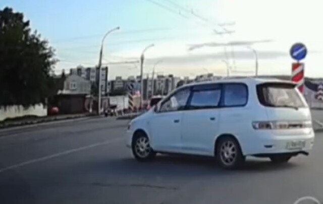 В Иркутске водитель минивэна пытался развернуться и столкнулся с другим автомобилем