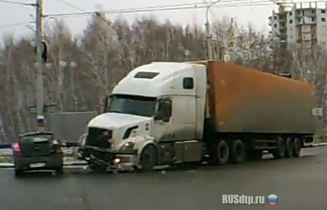 Volvo VNL снес микролитражку на перекрестке 