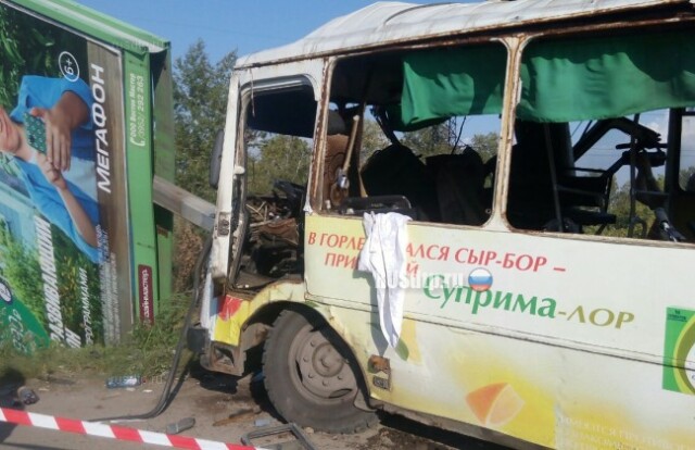 В Иркутске автобус врезался в рекламный щит. Пострадали 15 человек 