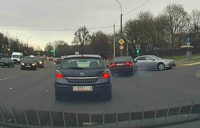 ДТП на перекрестке в Могилёве: один водитель совершал поворот, а другой двигался прямо 
