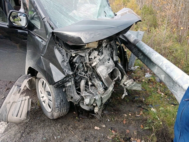 «Хонда» и «Лада» лоб в лоб столкнулись в Свердловской области: погибли два человека 