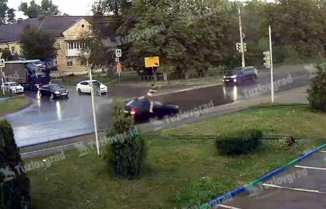 В Новочеркасске 59-летний пешеход переходил дорогу на красный и попал под колеса машины