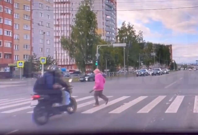 «Переходила дорогу на красный»: подросток на мотоцикле сбил пожилую женщину на улице Ленина в Кирове