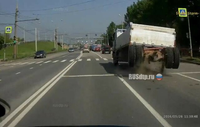 В Ярославле у грузовика на ходу отвалился задний мост