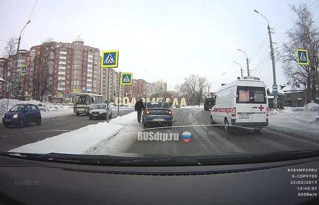 В Архангельске скорая помощь проехала мимо сбитого пешехода