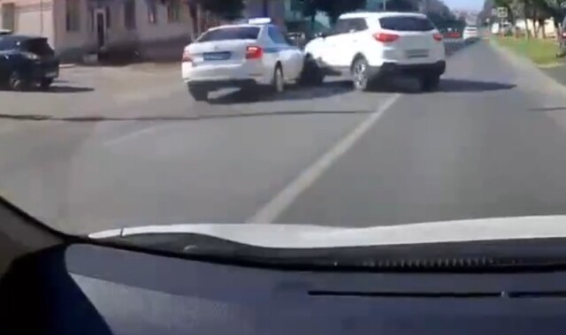 Кроссовер и автомобиль ДПС столкнулись в Чебоксарах. Кто виноват?