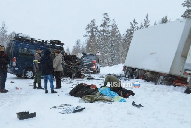 В Якутии в ДТП с участием грузовика и микроавтобуса погибли два человека 