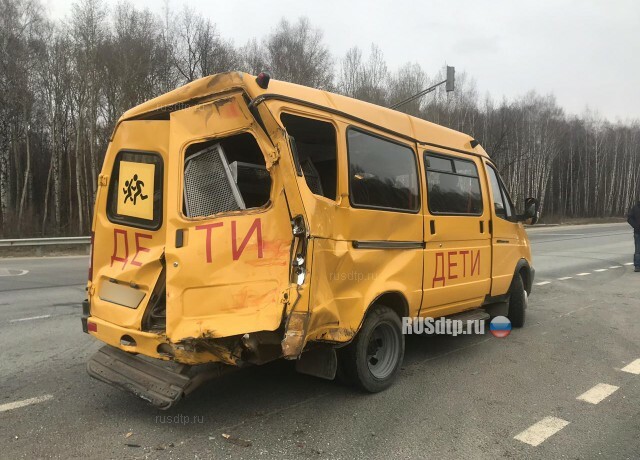 Фура столкнулась со школьным автобусом на трассе М-5 