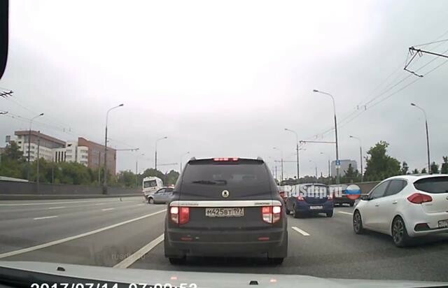 Скорая помощь и автомобиль ДПС столкнулись в Москве