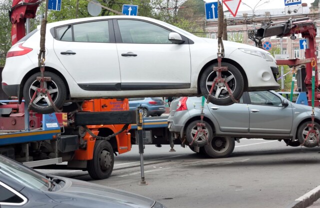 Что делать, если машину эвакуируют за нарушение правил парковки? 