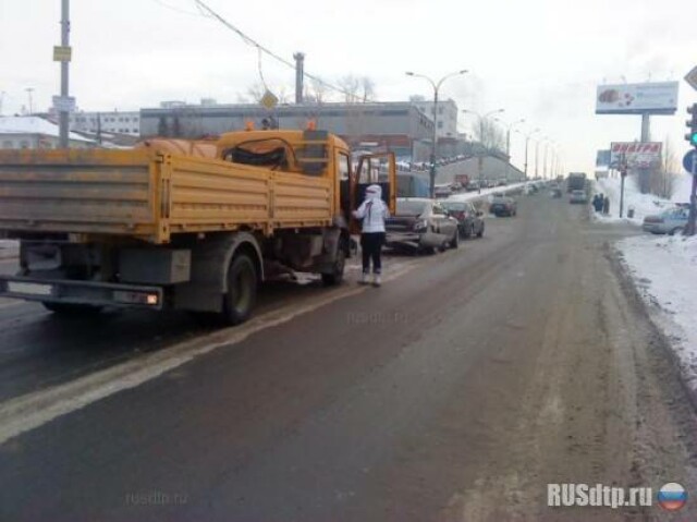 В Екатеринбурге водитель Камаза попал на «бабки» 