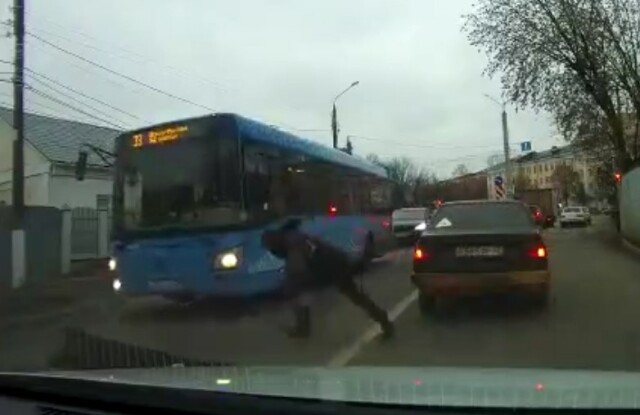 В Твери неадекватный мужчина бросился под автобус