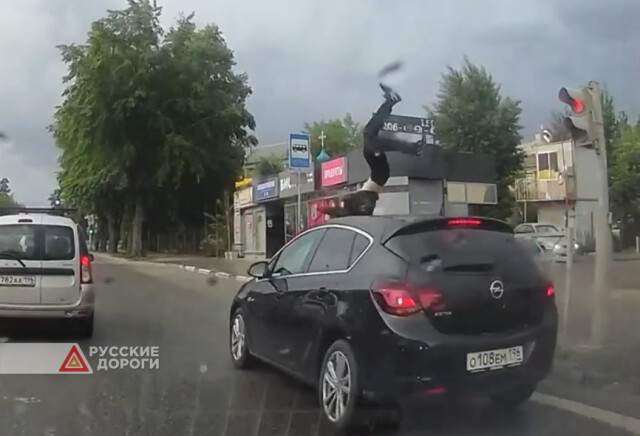 В Екатеринбурге подросток  попал под колеса автомобиля