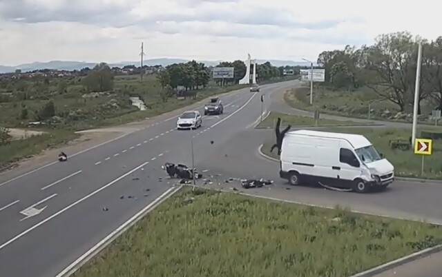 Пассажир мотоцикла приземлился на крышу фургона: жесткая авария на перекрестке в Ивано-Франковской области