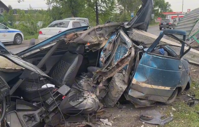 В Бийске 17-летний подросток на «десятке» врезался в автобусную остановку и снёс столб 