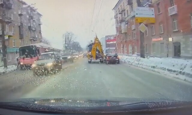 BMW пытался опередить экскаватор и попал в ДТП на улице Горького в Ижевске
