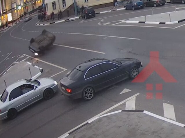 В Ярославле «Лада» перевернулась после столкновения с BMW 